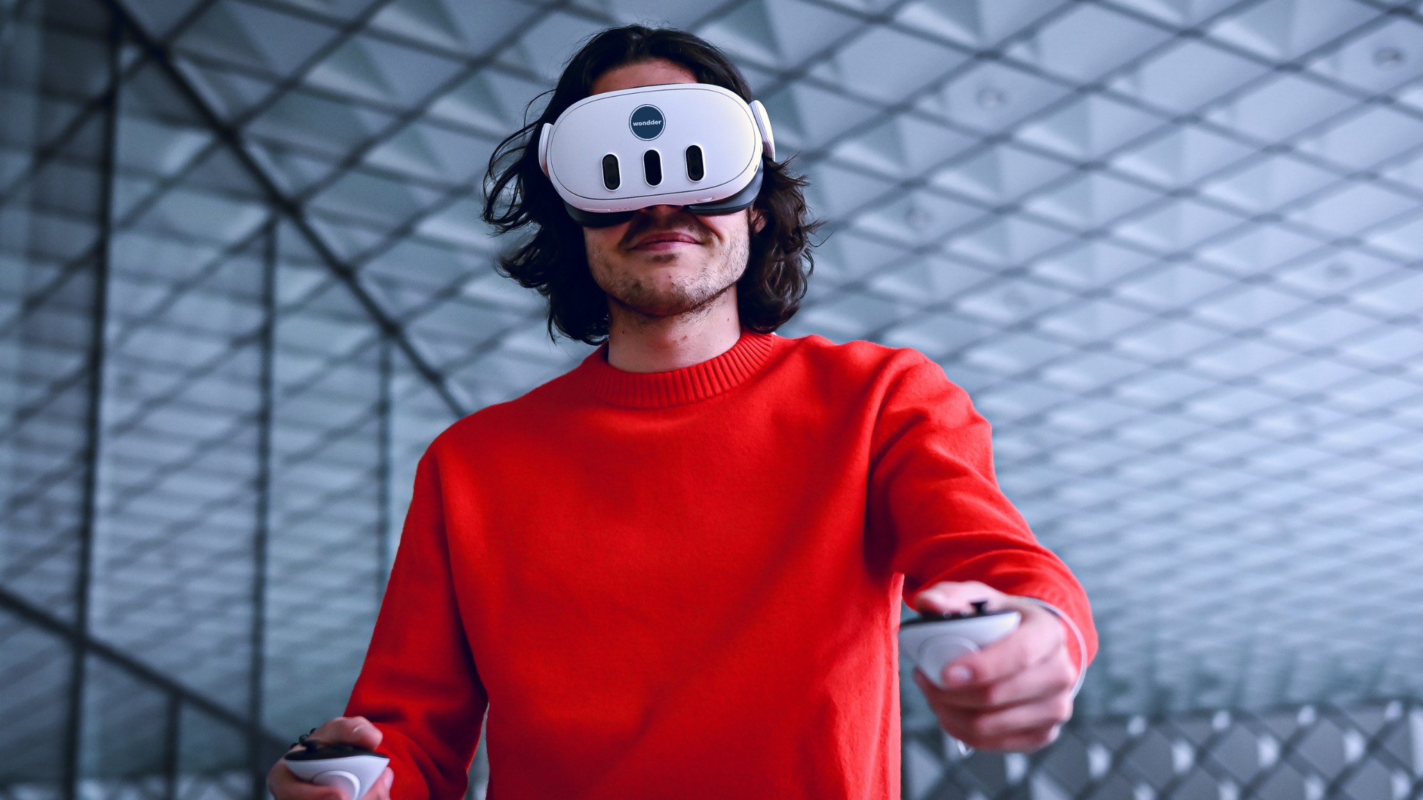Gründerin mit wondder VR-Headset